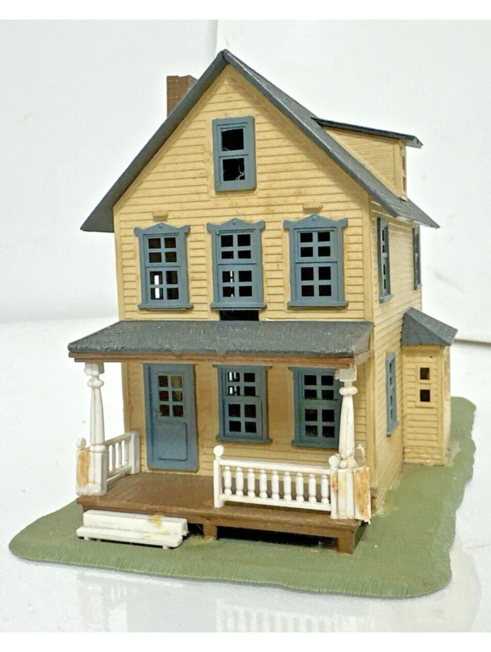 HO Scale Town Residential Lot - Vintage Walthers Rooming House & Police Station